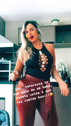 Não interessa se ela é coroa panela velha è que faz comida boa!!! #haha #orgulhodaminhaidade #dessemodelo #dublagem #lasqueira😂😂😂😂 #eitalasqueira🤭🤗 #🤪😜😝 #😜