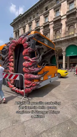 Attività di guerrilla marketing per il lancio della quarta stagione di Stranger Things a Milano 🤩 #strangerthings #strangerthings4 #milano #marketing #advertising #guerrillamarketing #comunicazione #viral #trend #fyp #perte #neiperte #fypシ #pov
