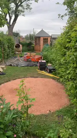 2.4m coastal mix sandstone circle with 100mm coastal mix surround setts installed in Steeple Claydon, Buckinghamshire. #landscapinguk #landscaping #marlakelandscaping #reclaim #reclamation #recycle #patio #sandstone #sandstonepatio #oxfordshire #oxford #decking #fencing #uklandscaping #gardendesign #design #turf #turfing