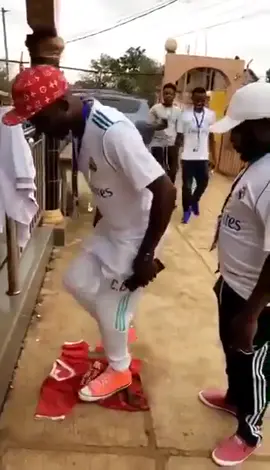 Real Madrid fans getting ready for the Champions League final 👀😂🎥 @contentbible #fyp #foryou #oddsbible #football #ucl #liverpool #realmadrid #championsleague