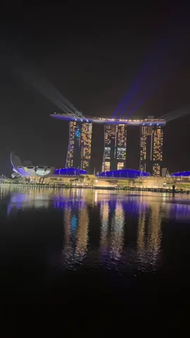 Marina Bay về đêm, những biểu tượng của một Singapore hiện đại đang nằm trong video này ✈️🇸🇬 #singapore