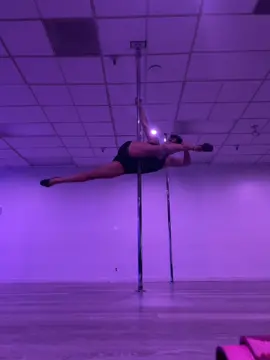 I love splits in the air 😻 #polefitness #poletricks #poledancer