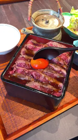 大阪で一番おすすめのランチ！すき焼き&イチボステーキが敷き詰められたお重で、最後はお出汁をかけてひつまぶし風にも食べれる🥩 #大阪グルメ