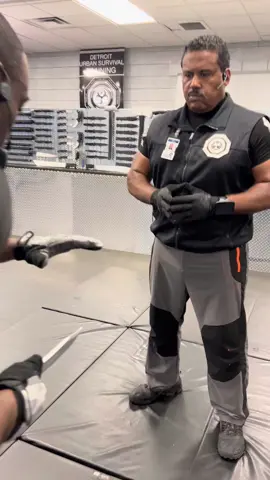 How to defend yourself against a knife attack! #detroitdust #dust #selfdefense #survival #safety #womensselfdefense #womenssafety #selfdefenseforwomen #fakeknife