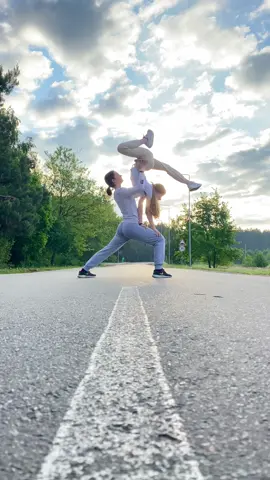 Встретили рассвет первого дня лета 🌤 #акройога #йоганадвоих #Summer #coupleyoga #bestfriend #фуп
