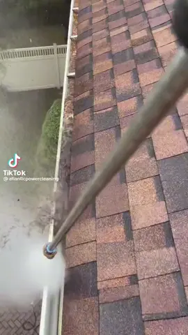 Limpeza de calha com lavadora de alta pressão via @Atlantic Power Cleaning #powerwashing #deepcleaning