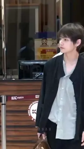 taehyung pulang dulu nih 💜#fyp #taehyung #v #bts #airport #disponsori