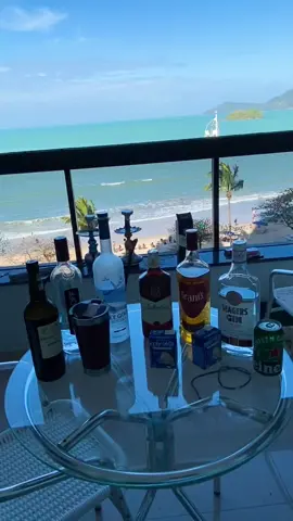 Pingaiada na sacada em Balneário Camburiú 🍻 🥃 aooo sdd de uma praia 🌊☀️ #bc #santacatarina #balneariocamboriu #praia #sol #vodka #cerveja #whiskhy #fy #fyp #gin #lazer #ferias #mar