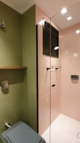 Antes e depois desse banheiro colorido! Pintura epóxi sobre o azulejo fez toda a diferença. #banheirodecorado #banheiro #bathroommakeover #reforma #colorcustomizer #design #vintagevibes