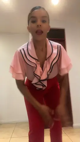 Tengo una cena de trabajo y #OOTD #dinner #mom #fashion #fashiontiktok #happy #bussiness #giorgioarmani #swarovski y