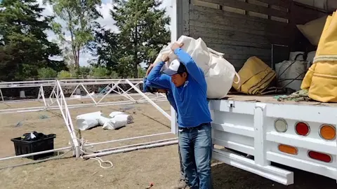 Instalación de carpas elegantes #alquiladora #eventos #carpas #carpaselegantes #fiestas #shakira