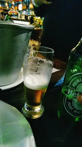 3 baldes + 2 drinks... o resultado de uma noite light 🤭😎 #beer #fouryou #bar #drinks #boteco #breja #heineken