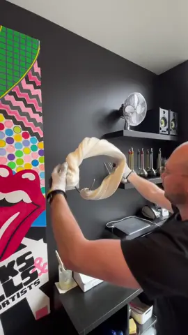 We stretch the center of the candy on the hook to alter the substance. The tiny airbubbles pulled in the sugar give it a nice mouth feeling. #handmade #candy #satisfying #fy #fyp #voorjou