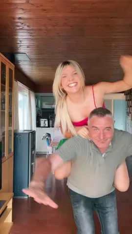 “Papà facciamo un TikTok..” 😂🤦🏼‍♀️