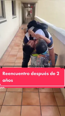 Thiago se había ido a EEUU con su mamá, su papi se había quedado en Venezuela para vender unas cosas y poder irse solvente; así pasaron dos años y se reencontraron. #parati #reencuentro #venezuela🇻🇪 #migrantes #usa_tiktok #padres #amorpropio #sorpresa #lagrimas #ternura #dios #gracias