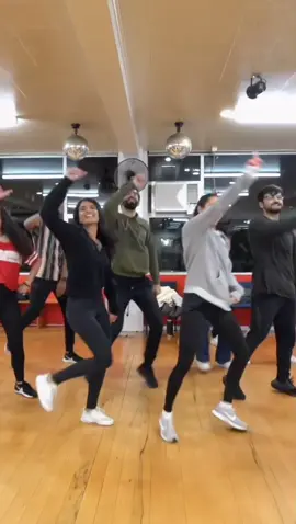 Last Bollywood-Boogie for a wee while with @z.darji @Vishal Pieu and Shivani 🕺🏼💃 Choreo by @shawnykt_ 🙌🏼 #bollywood #dance #dancer #indian #deewanahaidekho #kabhikhushikabhigam