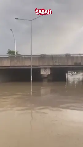 Ankara'da sağanak sonrası su altında kalan yolda dengesini kaybeden bir kadın caddeyi kaplayan suya düştü!