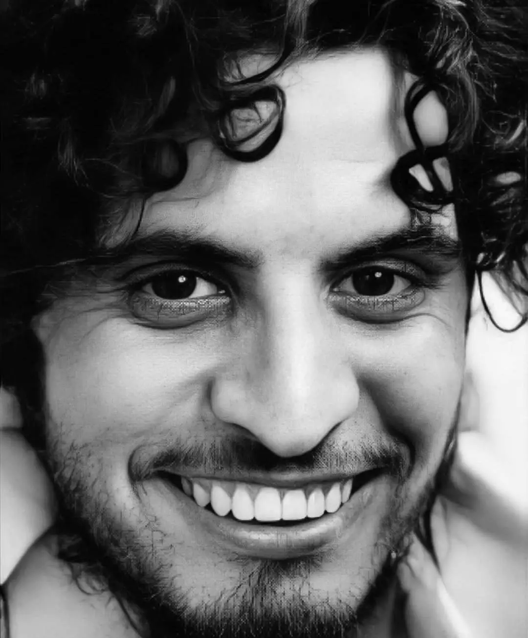 بيوم العيد..وبالثوب الأبيض الجديد.. كانت آخر صورة له.. قبل أن يعانق التراب..التراب الذي أخذ منه لون سمرته..وكان وفيًّا لهُ لآخر لحظة في حياتهِ..الساروت.. صوتٌ عصيٌّ على الموتوصورة عصيّة عن الغياب..#عبدالباسط_الساروت_ايقونة_الثورة