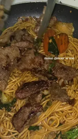egg noodles went crazy🥢🥢 #FoodTok #beeflomein #beefstirfry #DinnerIdeas #dinnerrecipes