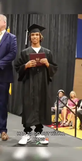 Wait for it...CLASS OF 2022: that's how its done #graduation2022 #feelthemoment #flip #fyp @sebbyclemens
