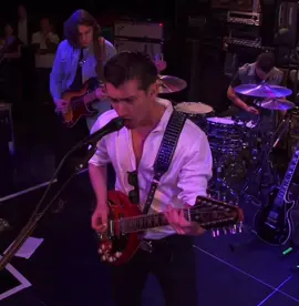 Do I Wanna Know? #arcticmonkeys #live #performance #lovemusic #rock #rockalternativo #indierock