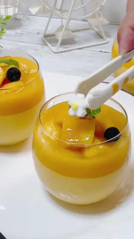 マンゴージュースに練乳とゼラチンを加えて固めるだけでとろける甘さのマンゴープリンが出来ます#TikTokレシピ #おうちカフェ #TikTokスイーツ #スイーツ