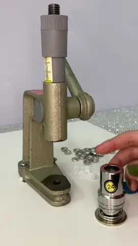 Aprenda a usar a nossa máquina de forrar botão ✅Máquina sob encomenda 📦 Chame no whatsapp para mais informações, link na bio 📲......#botãodeforrar #aviamentos #moda