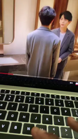 Like Aeoy is f crazy bro #MakeASplash #lovelywriter #lovelywritetheseries #bl #thaibl #lovelywriterep8