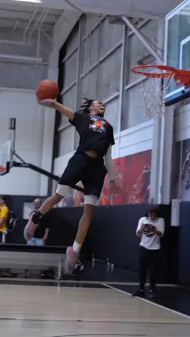 SOMEONE TELL ME WHAT THEYRE FEEDING THESE KIDS 😂😂😂😂 #fyp #AAU #questionable #dunks #bball #basketball