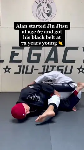 This is amazing 👏 #mma #mmatraining #jiujitsu #ageisjustanumber (via @Anthony Cruz)