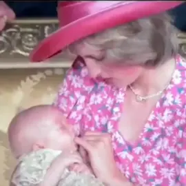 Responder @peanutbutter.bannana.pup the baby was fine, she just put her finger in his mouth to stop him from crying because they wouldn't let her feed her baby #princessdiana #princewilliam #royalfamily