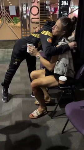 Congratulating her on an amazing career 👏👏 #UFC #valentinashevchenko #joannajedrzejczyk #ufc275