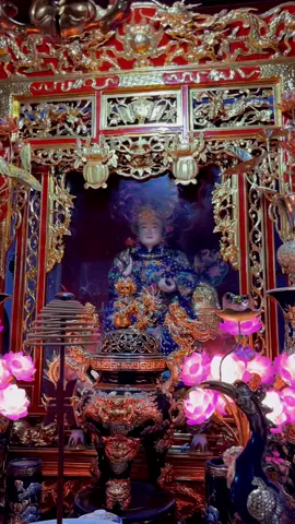 Về đồng cô Sáu thử lòng trần. Ai mà tâm đức cô cho mười phân vẹn mười, riêng ai báng nhạo chê cười, lá han cô xát để khắp người râm ran #cosausontrang #chauluccungnuong #tuphu #daomau #hatvan #chauvan #sontrangthuongngan