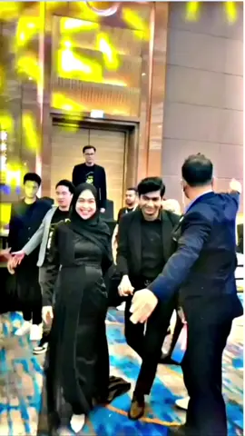 toloong jauhkan mereka berdua dari outfit hitam..damagenya minta ampuuuñnn🥰🥰😎😎#riaricis #ricisofficial #ricistr #teukuryantr #cool #fyp #viral #bucin #couple #couplegoals #mafia @riaricis @teukuryantr