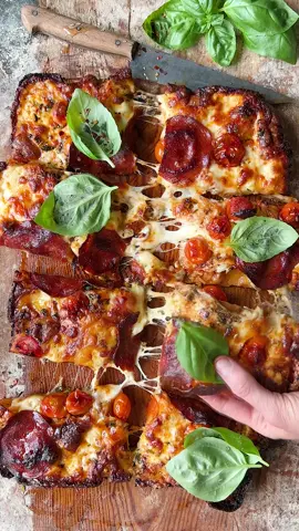 Detroit style pizza #pizza #detroitstyle #pepperoni #tomato #cheesepizza #cheesy #onepan #quickdinner #familymeal #meltedcheese