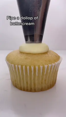 This is how I do it 💁🏼‍♀️🧁 #cupcake #tutorial #howto #cupcakedecorating #buttercream