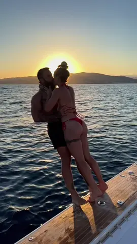 Tu aimes ? @vanillasun06 #boat #sunset #luxe #viral #hot #sun #Love #couple #amour