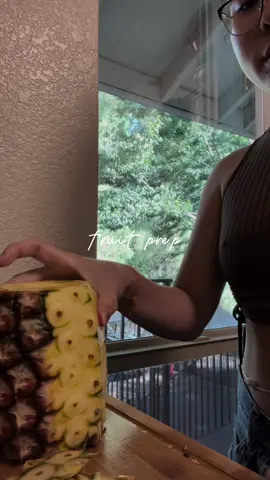 yes my pants are not fully buttonned… 5 buttons is excessive IMO 🤣 #dailyvlog #minivlog #lifestylecontent