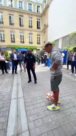#Repost - @intersportfootball por @get_regrammer Cuando eres una leyenda... es fácil 🙌Roberto Carlos no sudó cuando jugó el Don't Flinch Challenge 😎 📹 @therealyesus #youneversportalone #sportlover #INTERSPORT #fútbol #socc#Soccertball #freestyle