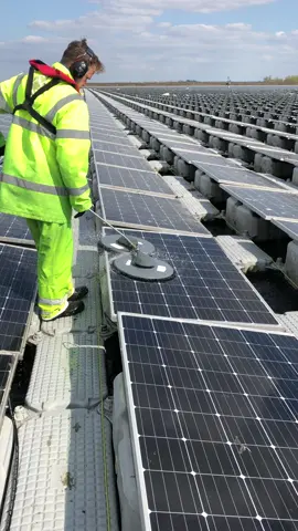The long job of cleaning 20,000 modules floating on a london reservoir #solarfarm #solarenergy #renewableenergy #solarcleaning