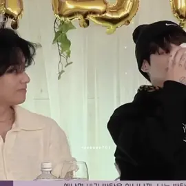 khoảng khắc đẹp nhất của taehyung là đây rồi 😭😭 taehyung nhìn em bé ôn nhu quá #taekook