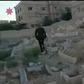 بعد ان أنهى مراسم تخريجه من جامعة مؤته توجه هذا الضابط الخريج الى قبر والده قبل ان يدخل البيت وأدى له. التحيه رحم الله والدك وبارك الله فيك 🤲🏻❤️🥺#جامعة_مؤته_الجناح_العسكري #مؤته_السيف_والقلم⚔️🖤 #مؤته_جناح_عسكري🦅🖤 #اكسبلورexplore #fypシ #fyp #المملكه_الاردنيه_الهاشميه🇯🇴