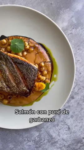 Salmón con puré de garbanzo ! #salmon #humus #garbanzo #comidaperuana #peruviancuisine