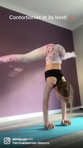 Contortionist talent!!! 💕   Introducing our #leggingswithpockets on both sides! #yogaleggings #leggingswithpocket #yogisoftiktok #yogaoutfit #yogapants #contortionist #contortionistgirl #handstand #yogahandstand #contortiontraining #contortionistsoftiktok