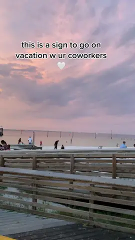 tag ur favorite coworker! 😙 -#greenscreenvideo #florida #fy #celebrityortho #orthodontics #vacationtrip #coworkers #beachcowork #beach