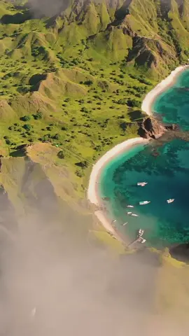Have you ever been truly in awe with #PadarIsland in #KomodoNationalPark, #EastNusaTenggara? 📽️: IG @felgra_photography#WonderfulIndonesia