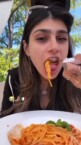 Don’t burn yourself 😁 @Mia K. #lionfieldmusic #comedy #spaghetti #italian