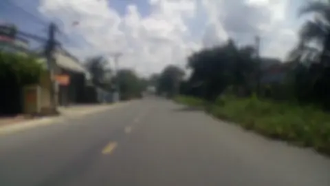 Lẽ nào tôi yêu em lại muộn màng đến thế sao mà em không cần tình tôi ...