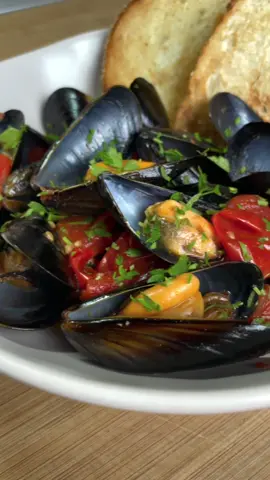 Cozze alla tarantina #cozze #cozzeallatarantina #pomodorini #aglio #prezzemolo #antipasti #vogliadimare #estate #goduria #panecroccante #sebastianfitarau #chef #ilgustodellasemplicita