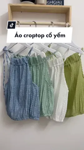 Hè đến rồi tủ đồ không thể thiếu được những em croptop cổ yếm như này ạ. Mix cùng quần hay chân váy đều okela nha.